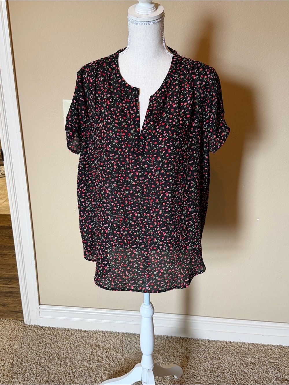 Pleione Black Floral Split V-Neck Short Sleeve Blouse